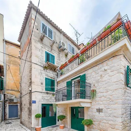 N&m - Diocletians Palace Gasthuis Split