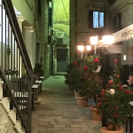 N&m - Diocletians Palace Pensión 3*